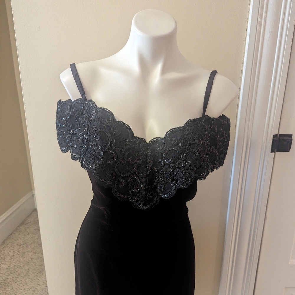 Vintage Nikki originals black velvet dress and with glitter applique size 6 - Picture 4 of 11